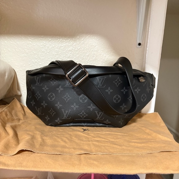 Louis Vuitton Discovery Bumbag Monogram Canvas Black - Picture 1 of 2